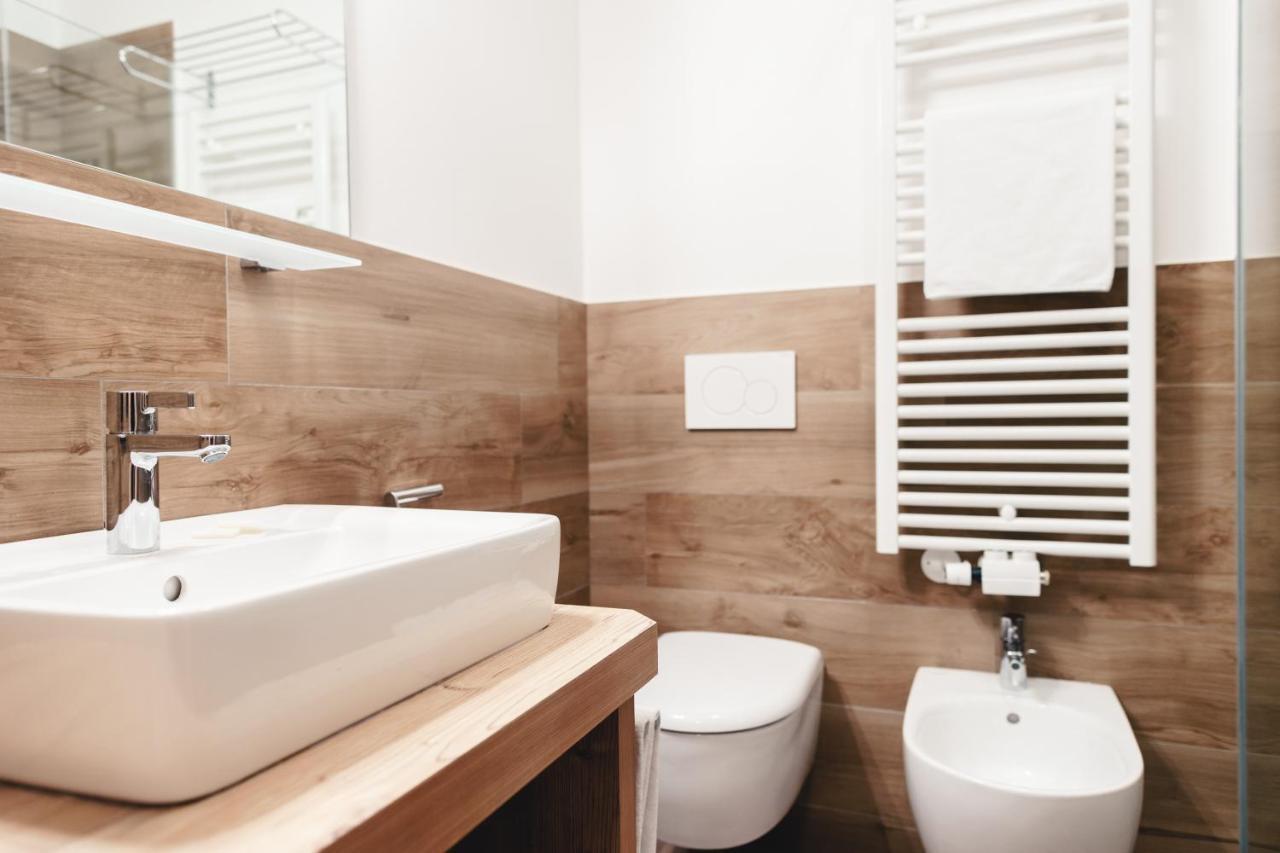 Deluxe Double Room Shower,1688818597:JPEG